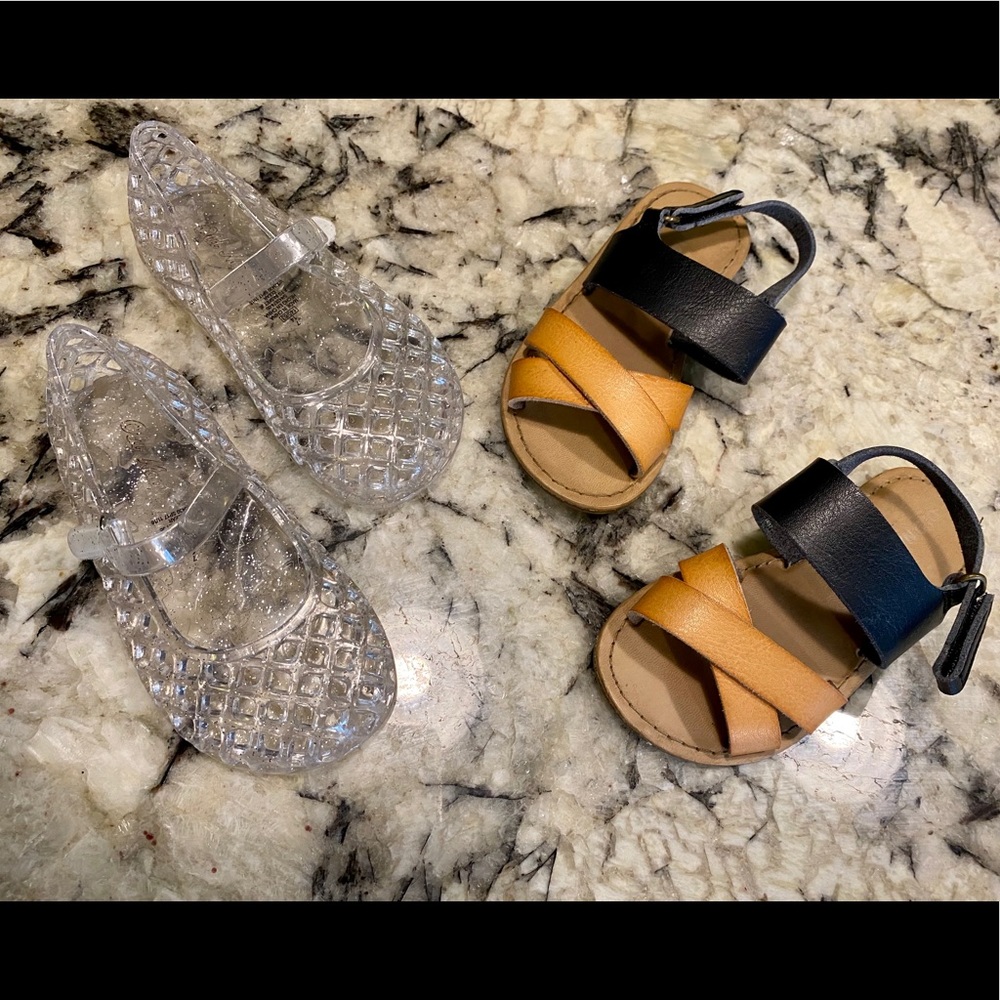 🧶2 pair of Old navy toddler sandals size 7